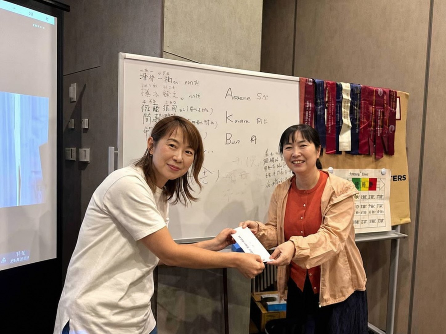 最優秀論評賞の表彰を受ける参加者