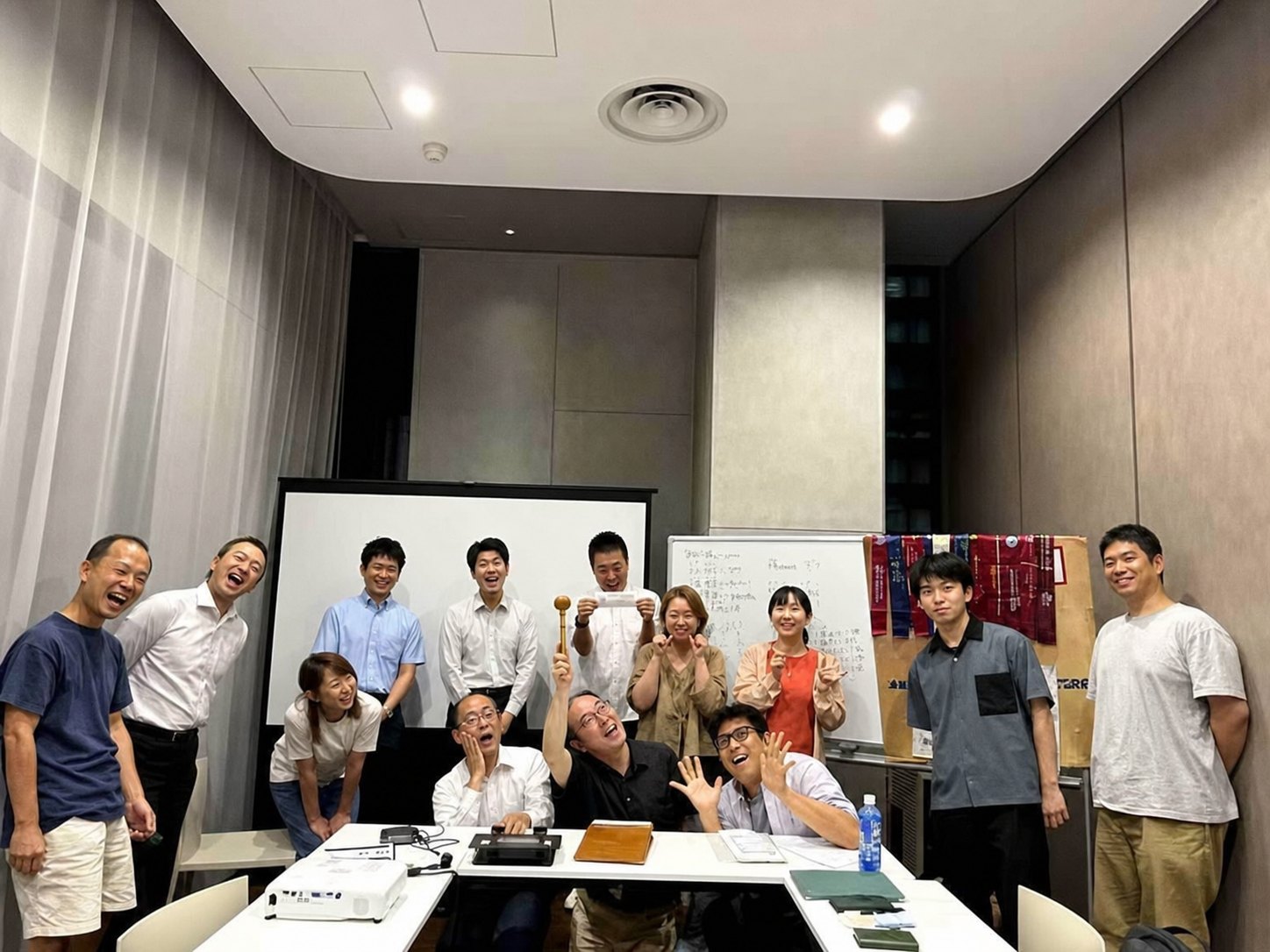 笑顔と楽しい表情で締めくくる第433回通常例会の参加者