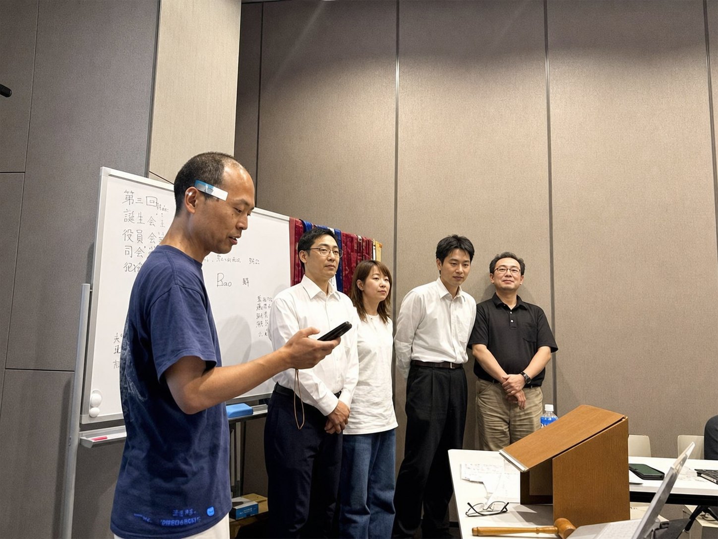 役員就任式でガベルを引き継ぐ新旧役員